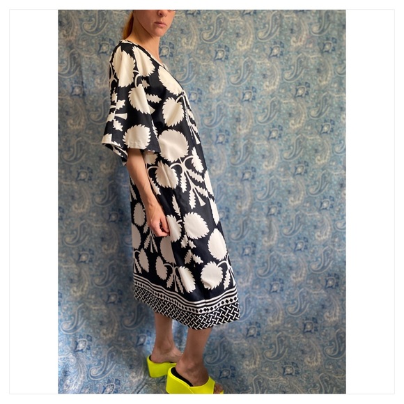 Vintage maxi dress or night gown low neck flower pattern black and white woven - Picture 6 of 6